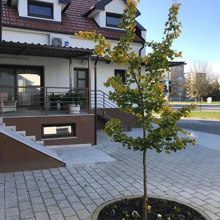 Eva Rooms & Studio Apartment Karlovac Buitenkant foto