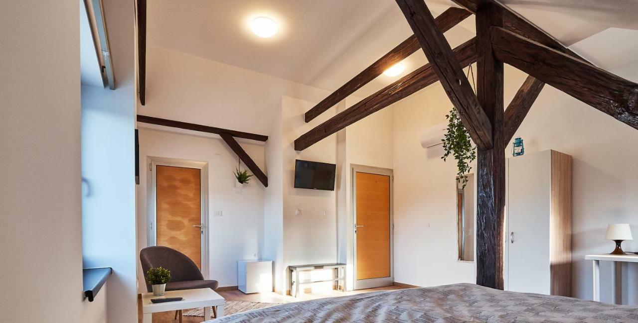 Eva Rooms & Studio Apartment Karlovac Buitenkant foto