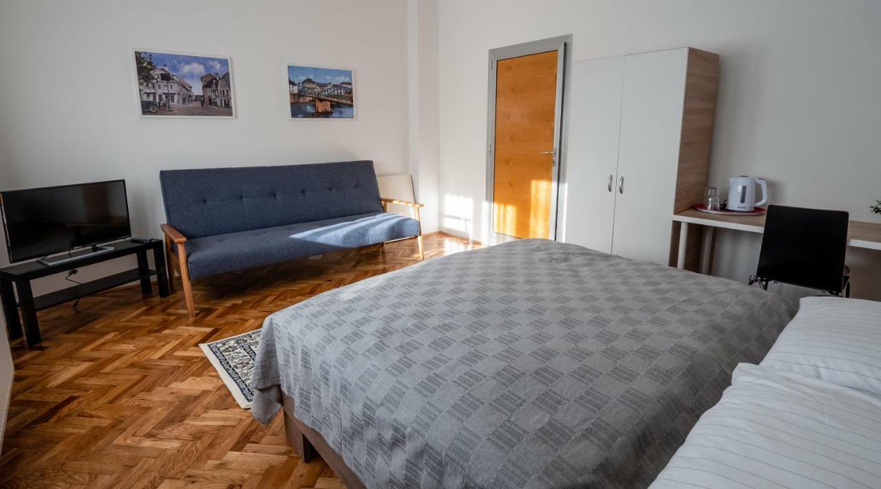 Eva Rooms & Studio Apartment Karlovac Buitenkant foto